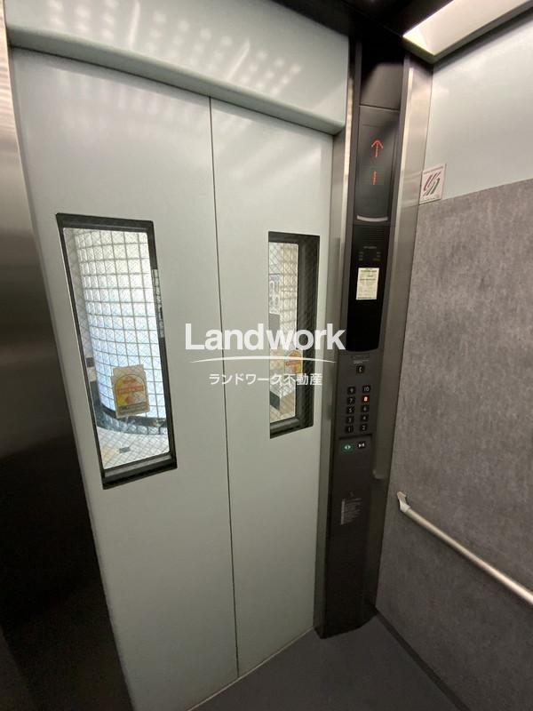 エレベーター内